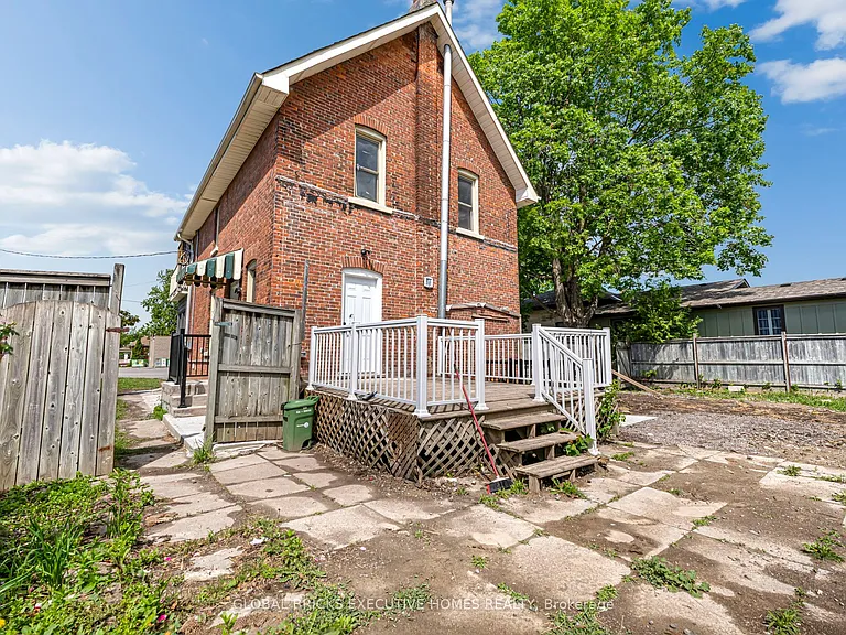 108 Lindsay St S — Photo 1