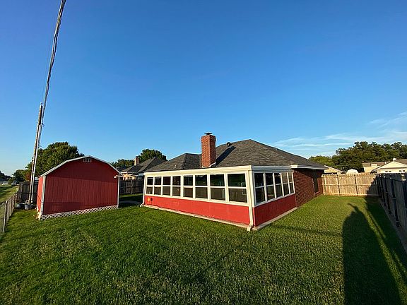 3rd image of 824 Sugarbush Ln