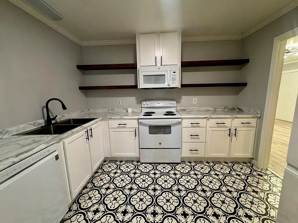 3 bed, 2.0 bath, 1888 sqft, $1,550 — Photo 3