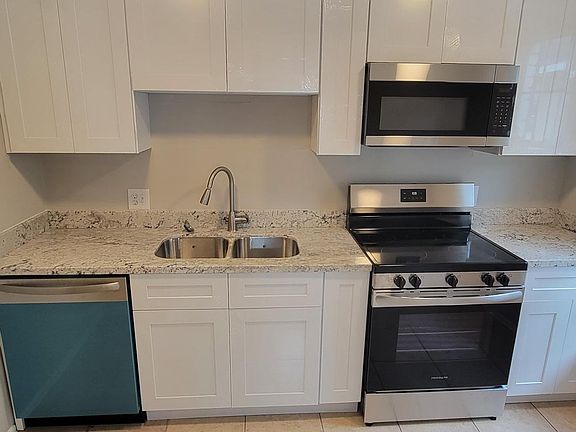 Wow- Granite Countertops and Stainless Steel Appliances