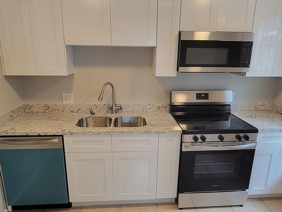 Wow- Granite Countertops and Stainless Steel Appliances