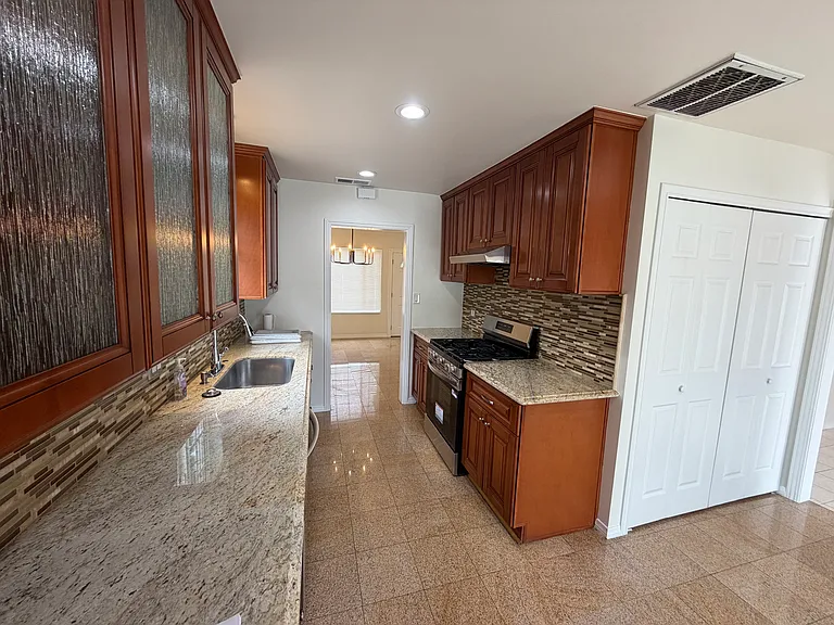 6836 Lindley Ave — Photo 2
