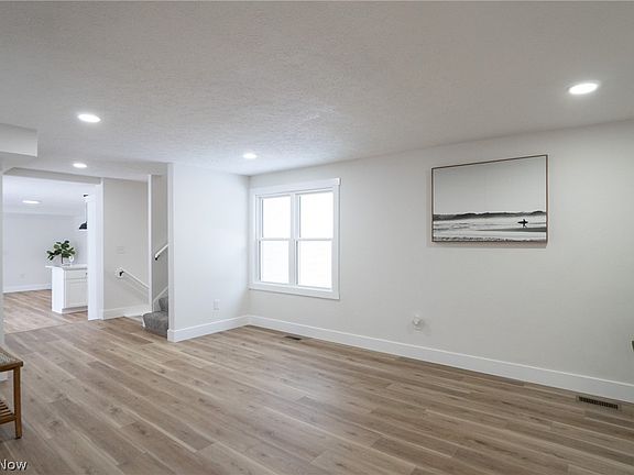 5th image of 1038 Dell Cir NW