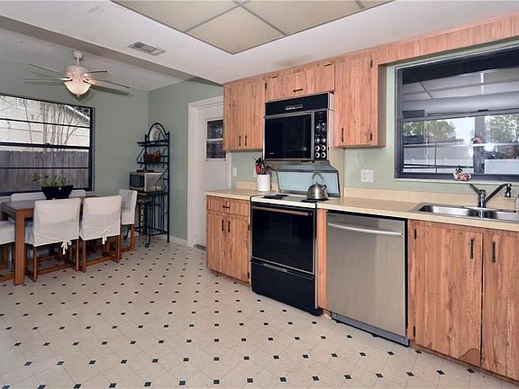 5th image of 8450 Shady Glen Dr