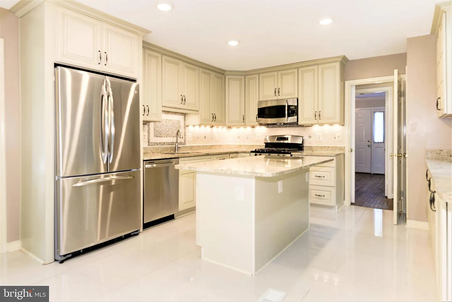 5 bed, 3.5 bath, 4005 sqft, $6,500 — Photo 2