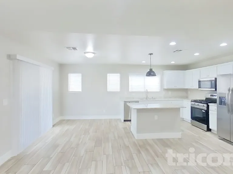 409 W Azure Ave — Photo 3
