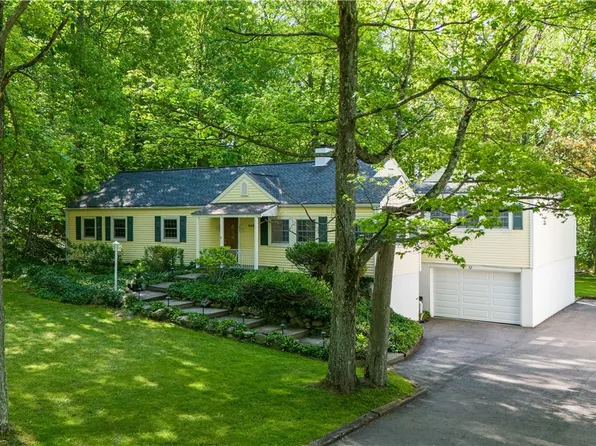 8253 Summit Dr, Chagrin Falls, OH 44023