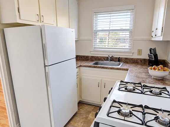 Clean kitchen with a white blind