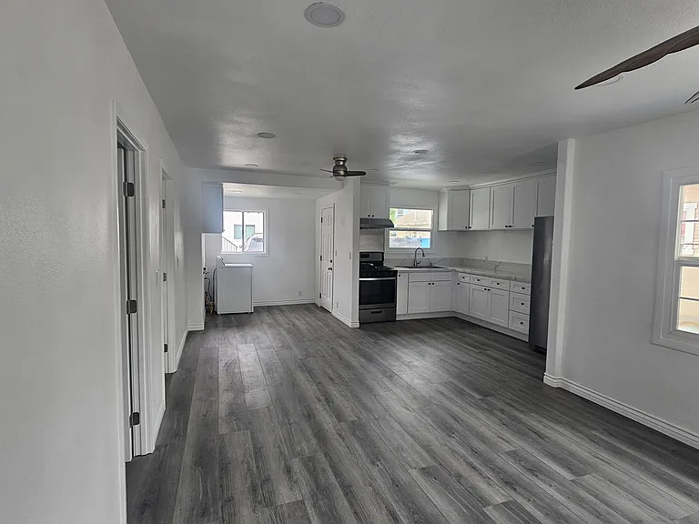 1092 Gardenia Ave — Photo 9