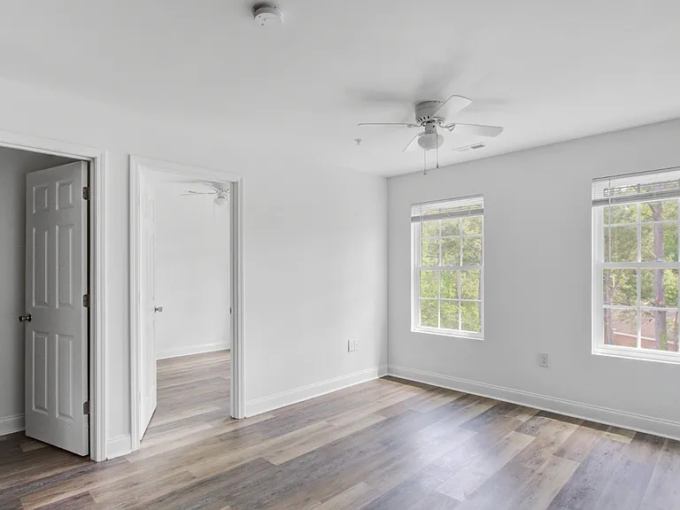 Hemingway Apartments — Photo 19
