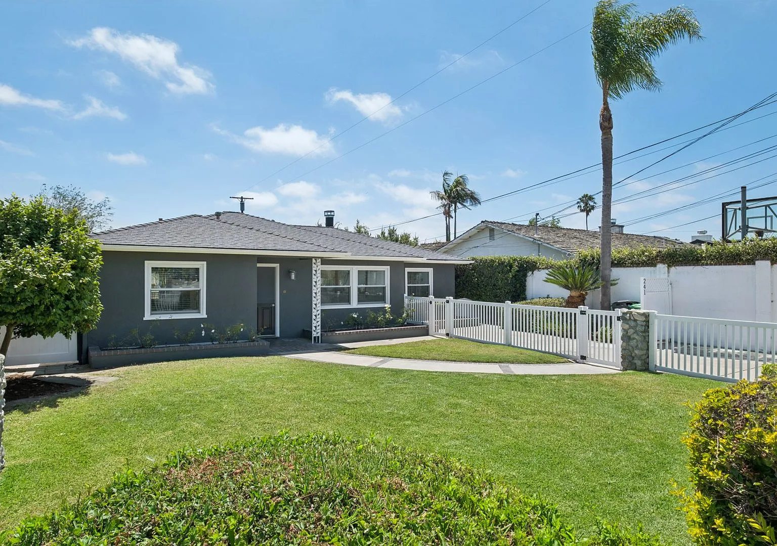 Charming Eastside Costa Mesa Bungalow — Photo 1