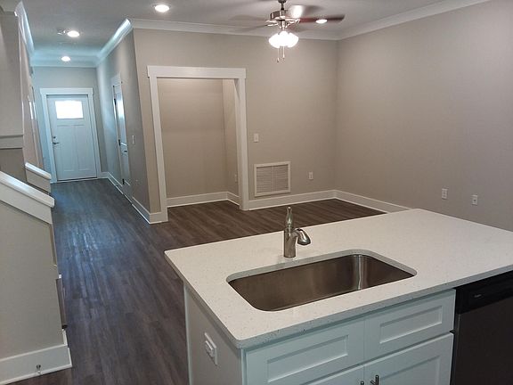 Kitchen \ Living Room \ Recessed area suitable for small desk