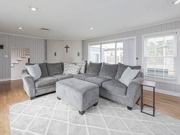 3rd image of 104 Sunnyside Dr