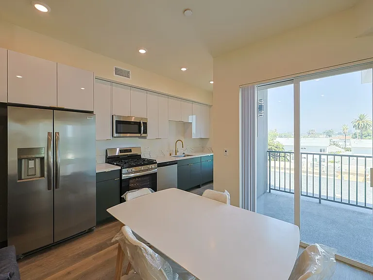1317 W Jefferson Blvd — Photo 13