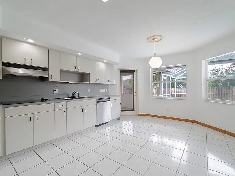 242 SE Duval Ave — Photo 12