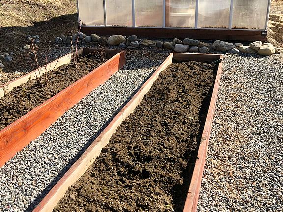 Greenhouse-fenced in beds
