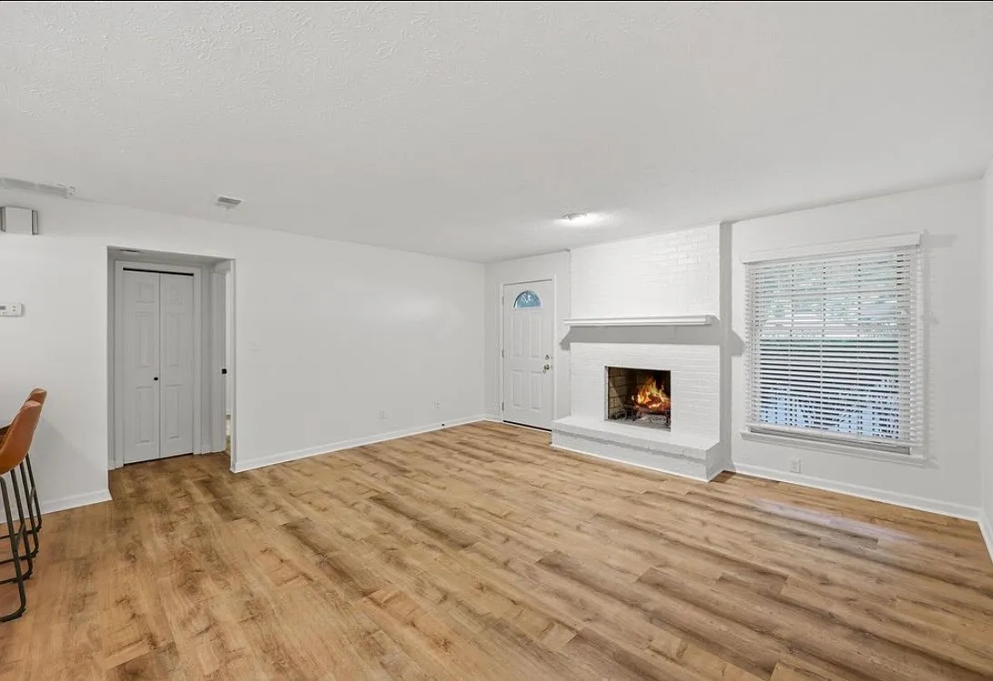 2 bed, 1072 sqft, $1,900 — Photo 4