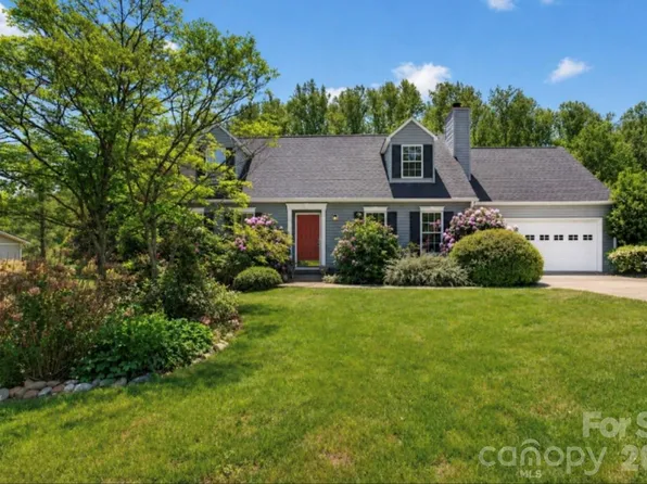 67 Beechwood Dr, Horse Shoe, NC 28742