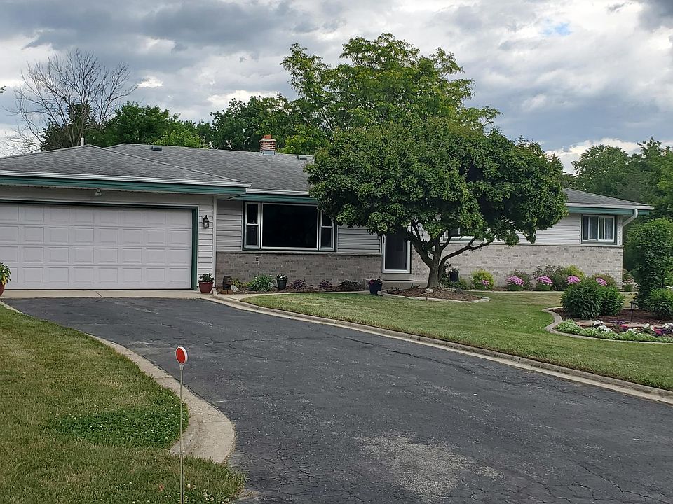 2nd image of W215N10190 Hickory Dr