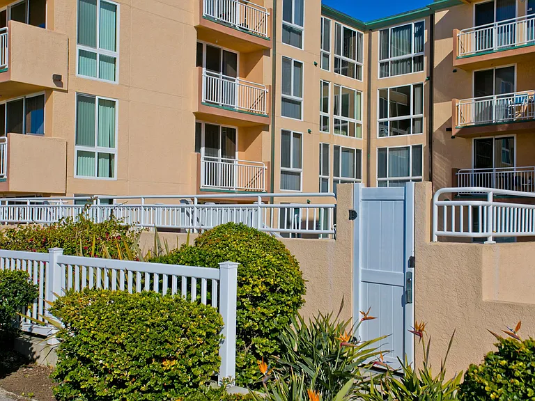 4627 Ocean Blvd #220 — Photo 37