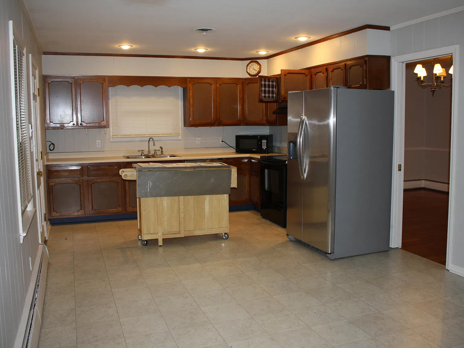 3 bed, 2.0 bath, 3275 sqft, $2,450 — Photo 2