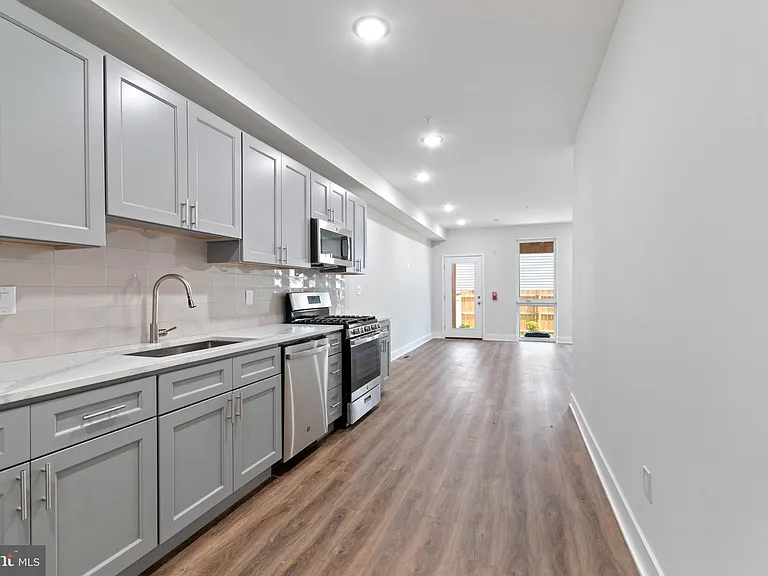 321 W Berks St #1 — Photo 8