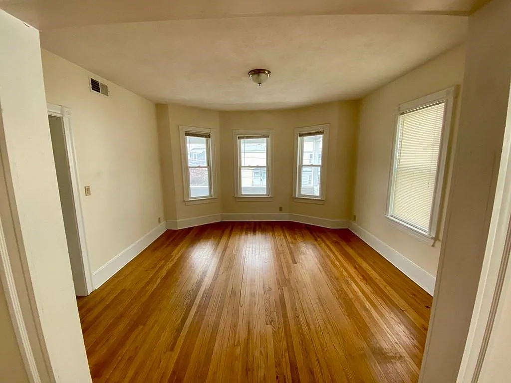 4 bed, 1900 sqft, $3,950 — Photo 2