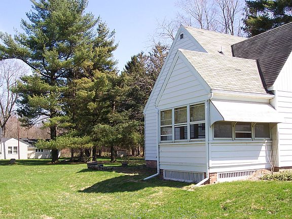 Beautiful side porch with Jalousie Windows!
