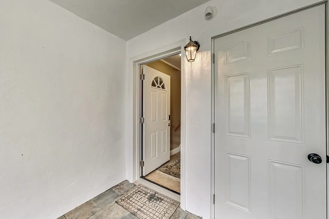 3 bed, 1000 sqft, $5,650 — Photo 2
