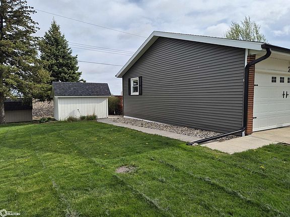 4th image of 28 Spruce Dr