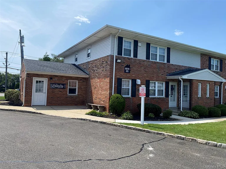 212 Kensington Ln — Photo 2
