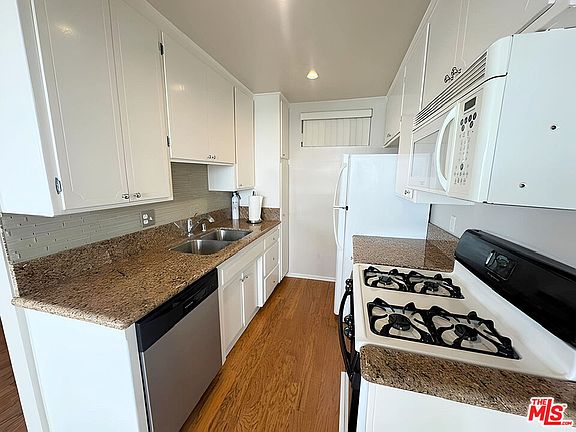 3rd image of 1323 S Carmelina Ave APT 104