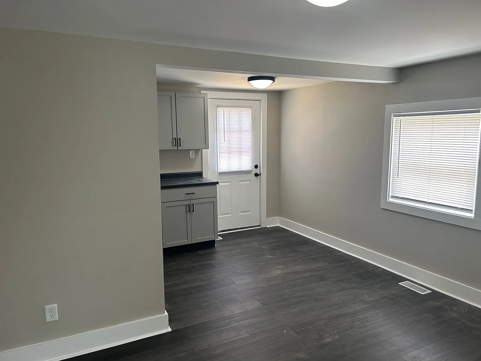 5900 E Jackson St — Photo 3