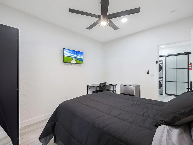 Full size Bed - Linens provided drawers in bed