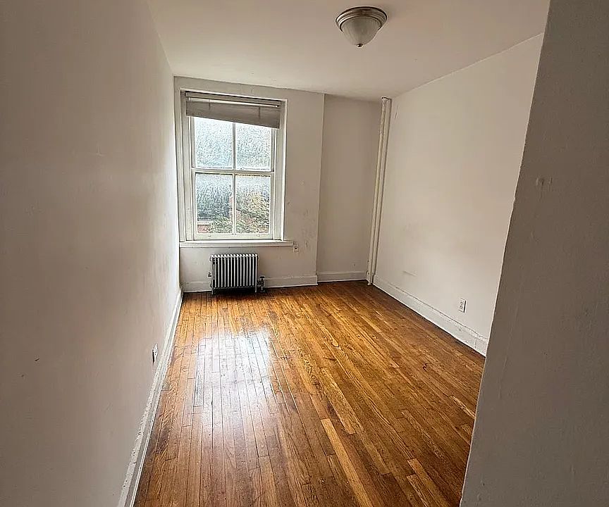2nd image of 25 Willow Pl #4