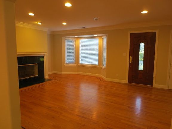 3rd image of 431 Oak Ct