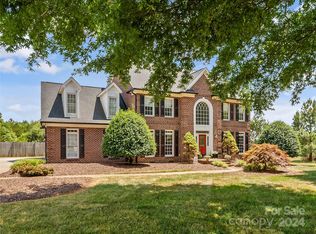 1094 James Farm Rd, Hickory, NC 28602