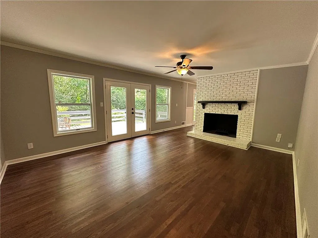 3 bed, 2.0 bath, 1392 sqft, $2,400 — Photo 2
