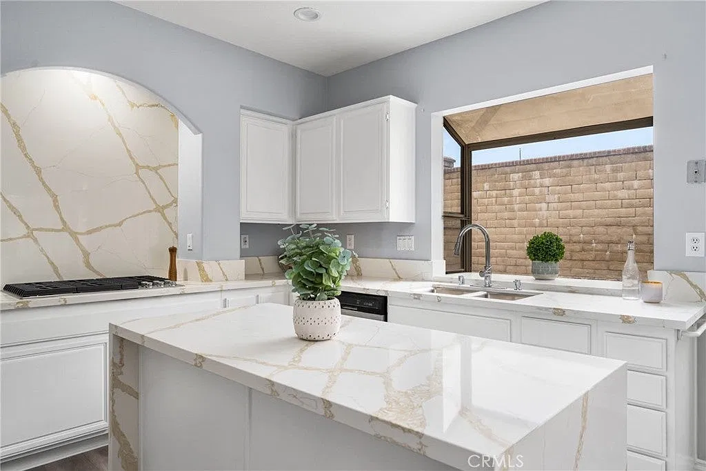 4 bed, 2.5 bath, 2544 sqft, $6,050 — Photo 4