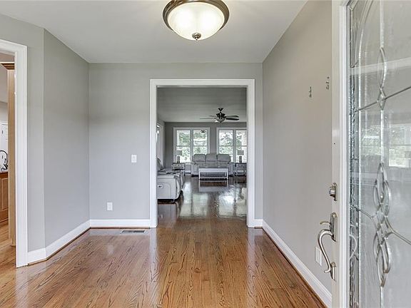 4th image of 563 Martin Rd