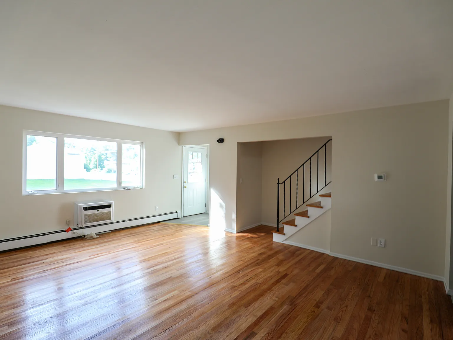 3 bed, 1.5 bath, 1550 sqft, $2,500 — Photo 2