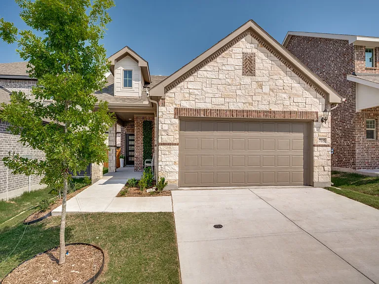 715 Dotty Dr — Photo 2