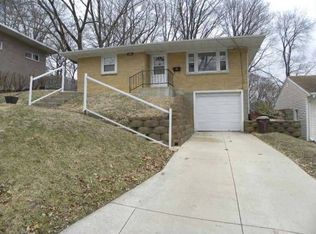 158 26th St NW, Cedar Rapids, IA 52405