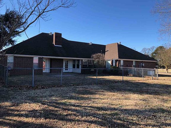 2nd image of 204 Carter Cir