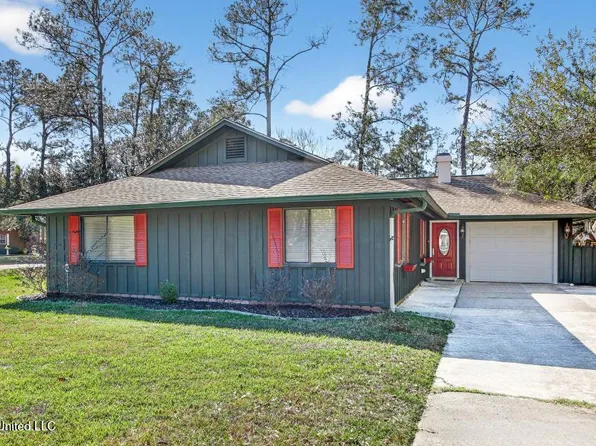 1 Stag Ct, Diamondhead, MS 39525