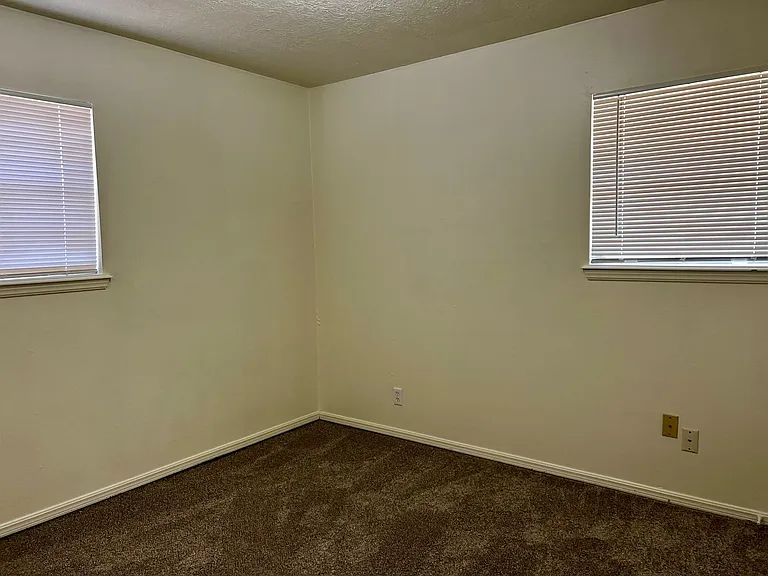 1420 Beaumont St — Photo 8