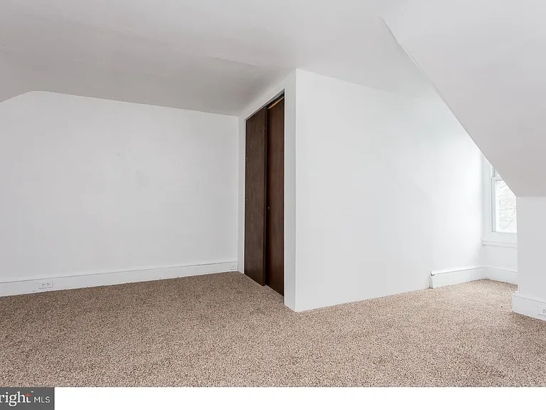 849 Queen St — Photo 7
