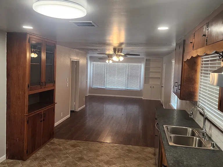 8921 Elder Ave — Photo 2