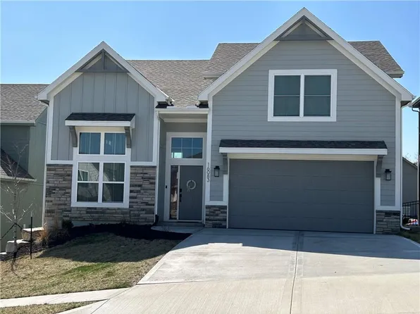 16083 Ryan Cir, Parkville, MO 64152