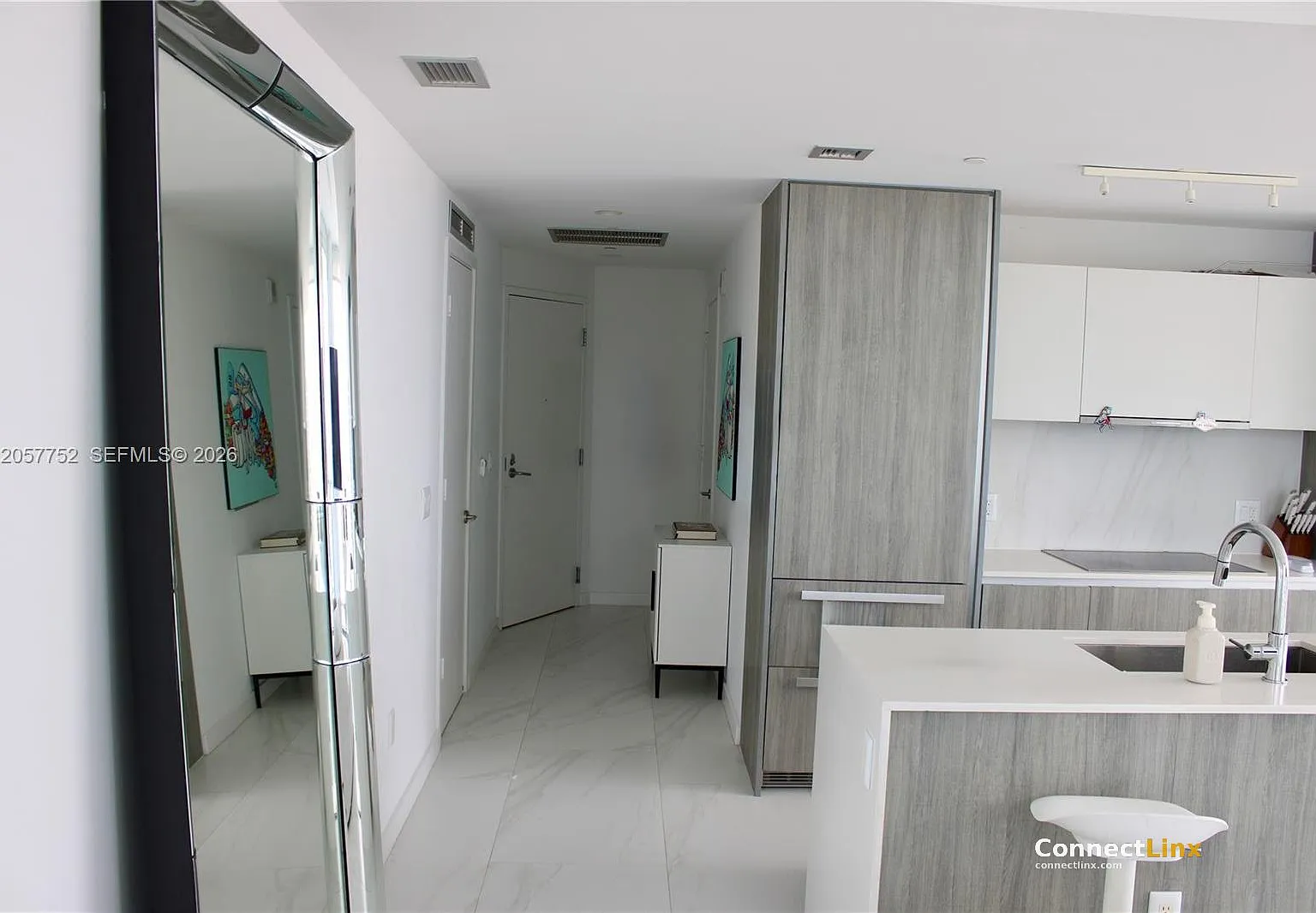 2 bed, 2.0 bath, 1060 sqft, $5,700 — Photo 4
